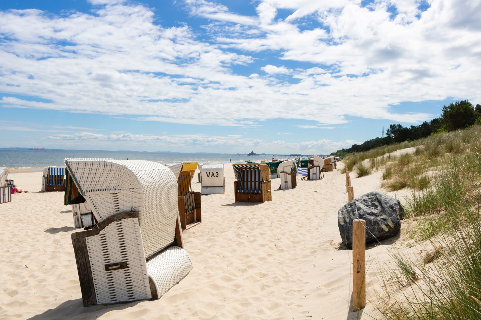 Strandaufgang in Bansin mit Strandkörben links und Düne rechts.